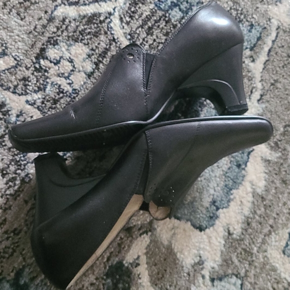 Shoes - Picture 2 of 4